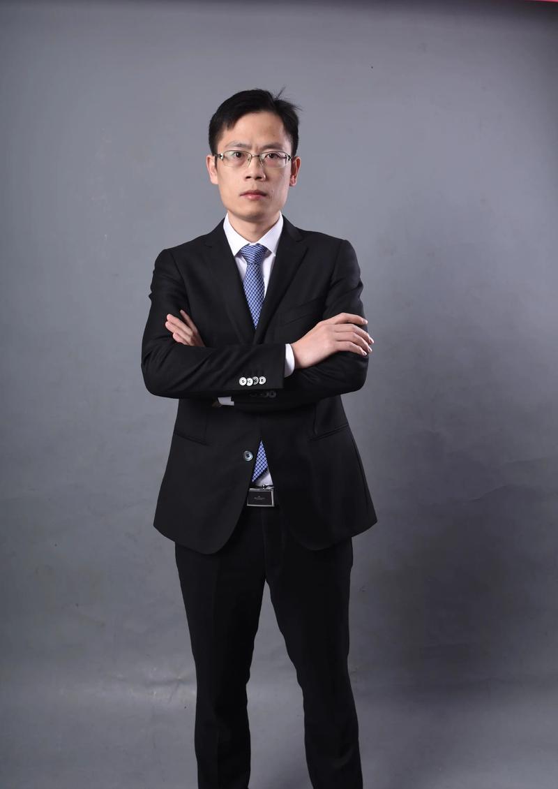 时革白 艺术总监 & 首席设计师